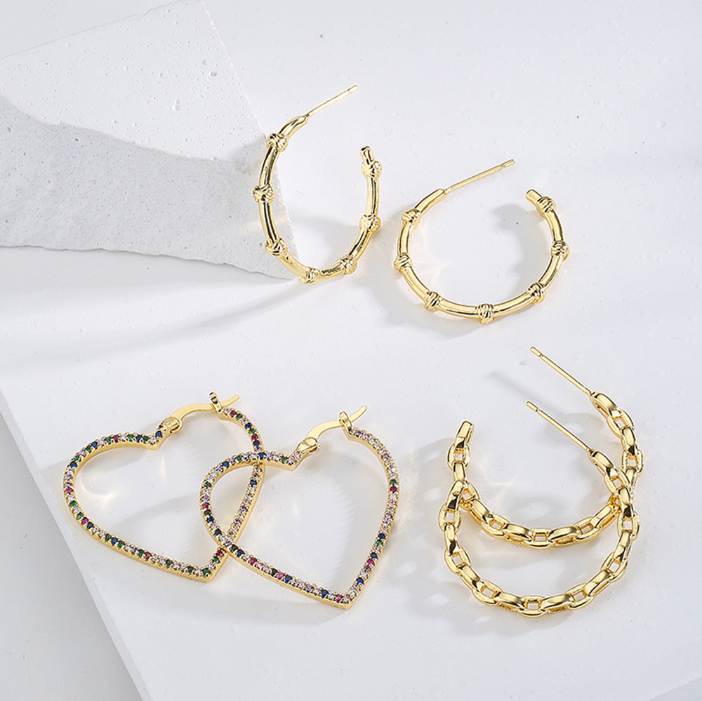 Orecchini a cerchio a forma di cuore geometrici minimalistici a C da donna in ottone con placcatura in oro 18 carati e intarsio di zirconi cubici