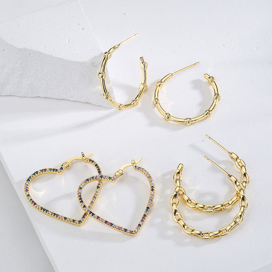 Orecchini a cerchio a forma di cuore geometrici minimalistici a C da donna in ottone con placcatura in oro 18 carati e intarsio di zirconi cubici