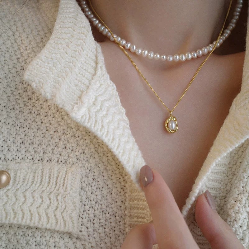 Collar de guisantes de titanio de doble capa estilo francés minimalista para mujer con colgante de hoja y acento de corazón, cadena de clavícula de acero inoxidable galvanizado