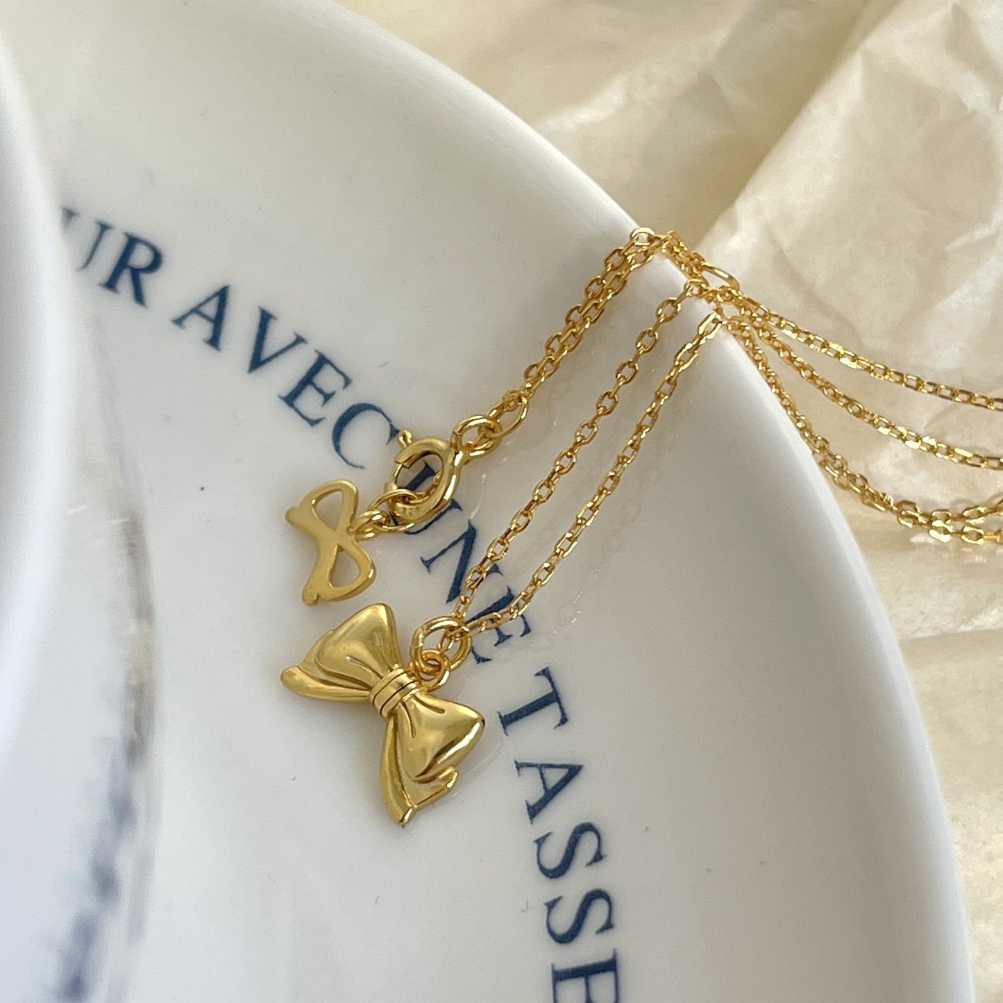 Collana Minimalista con Fiocco in Argento Sterling 925 con Dettaglio Geometrico
