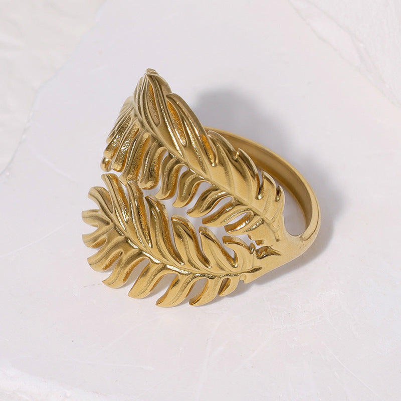 Anello da donna minimalista a forma di foglia in acciaio inossidabile con finitura placcata, fascia aperta regolabile