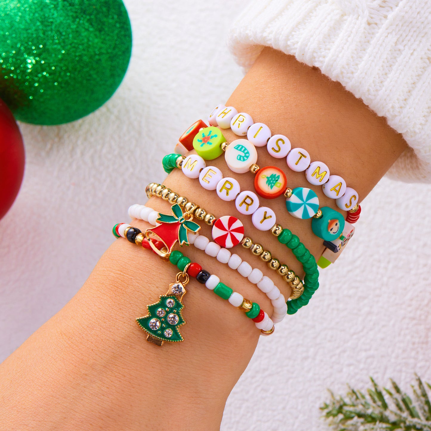 Set di braccialetti con perline di lettere e numeri in lega placcata con elementi a forma di fiocco di neve, renna, campanella e Babbo Natale