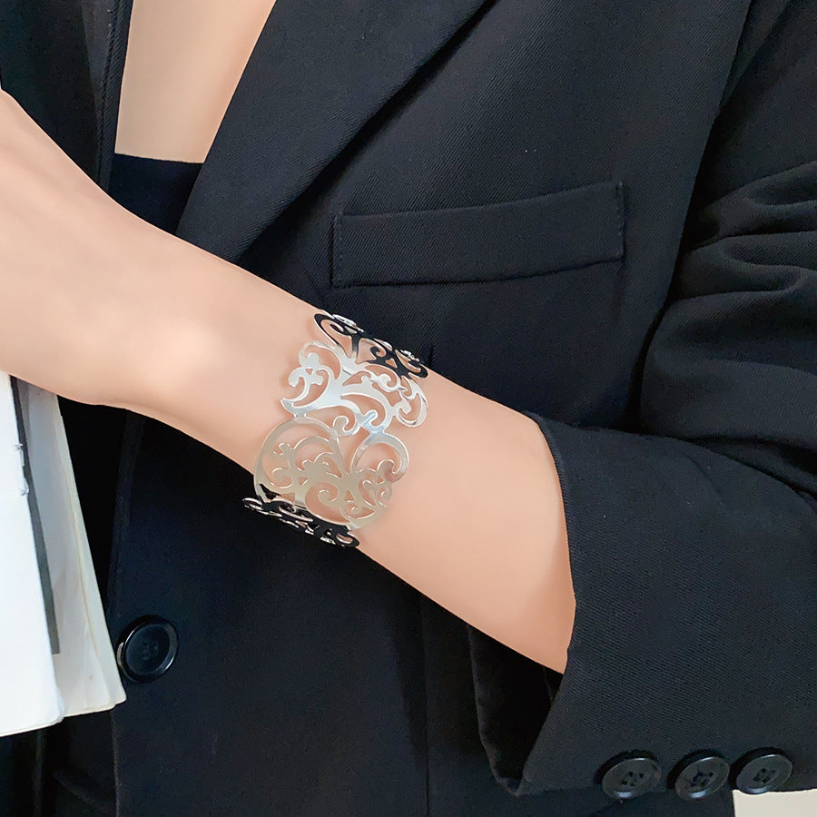 Pulsera de metal con patrón de cuadrícula geométrica de tono frío minimalista con acabado galvanizado para mujer