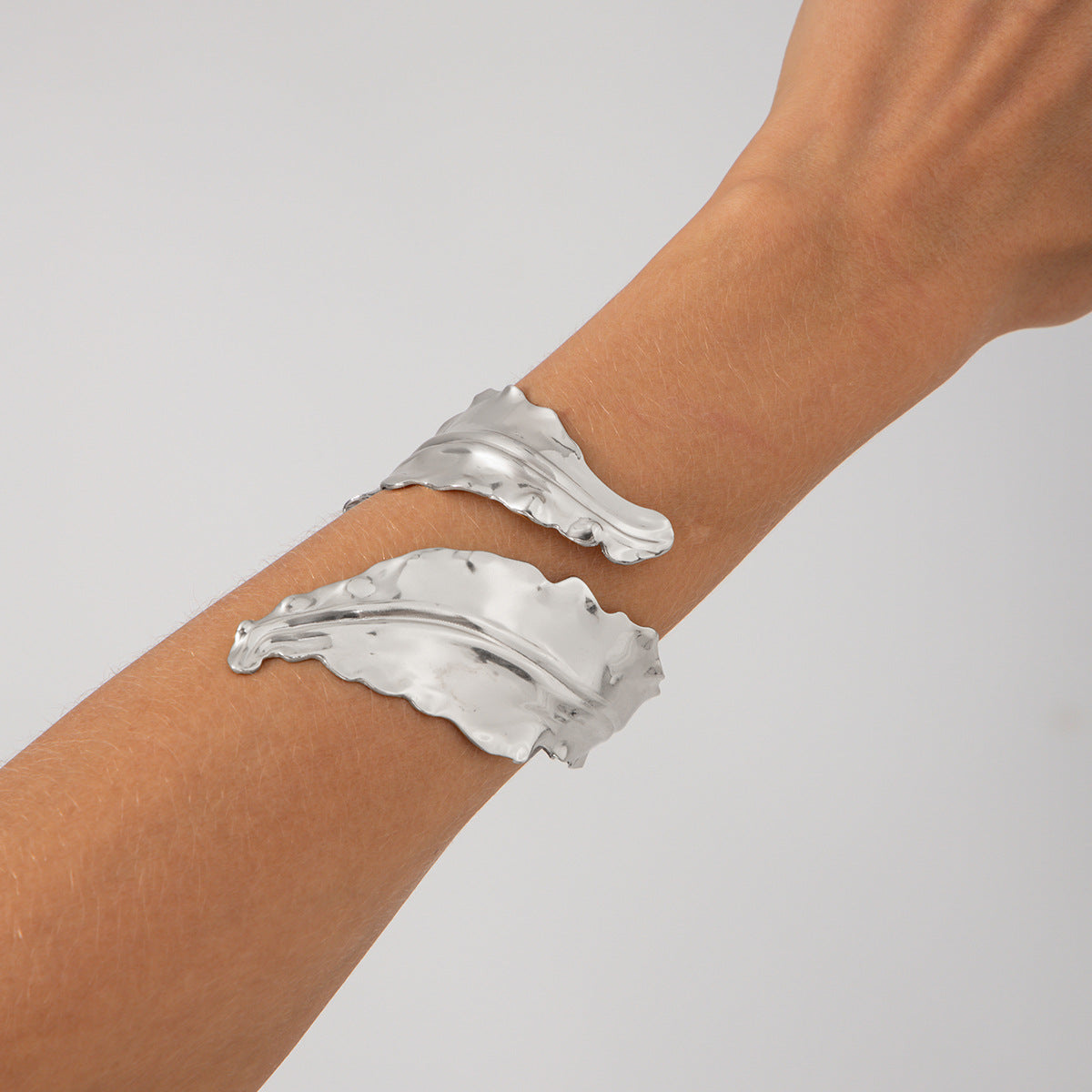 Bracciale rigido aperto da donna minimalista geometrico con foglia, grande, in lega con finitura placcata