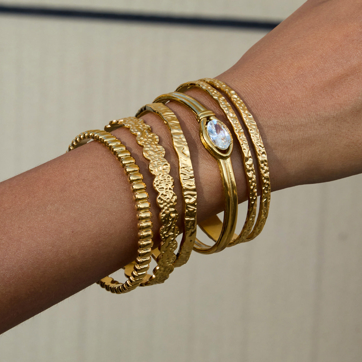 Brazalete de acero inoxidable con diseño geométrico hueco y circonitas para mujer, a la moda