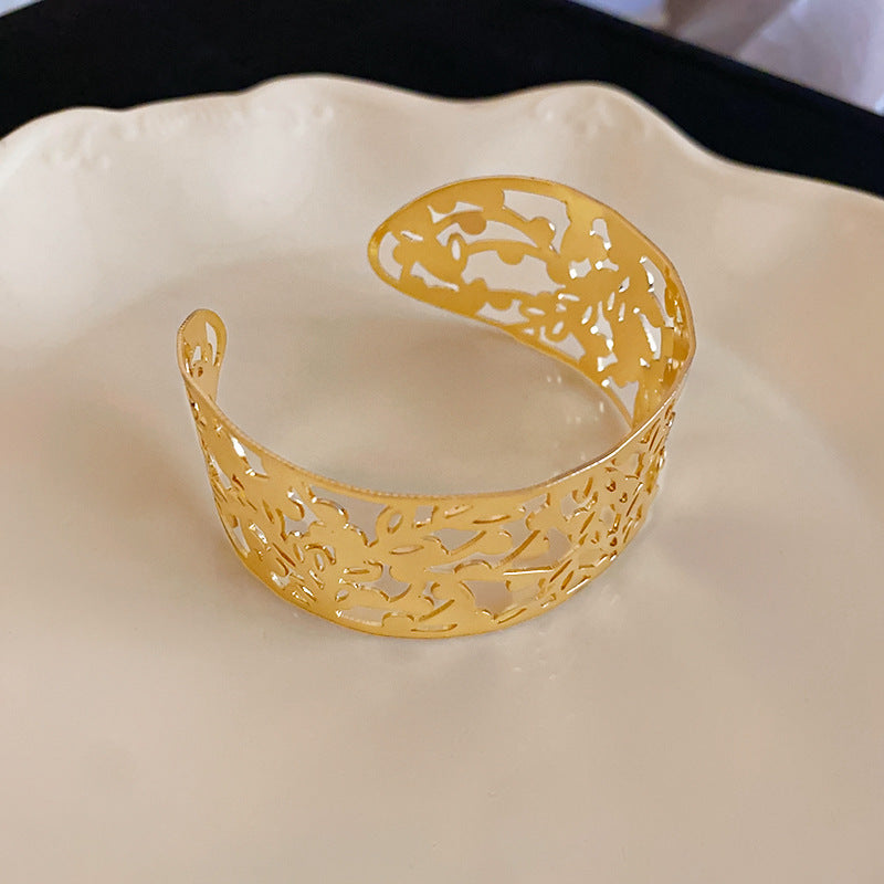 Pulsera Cóncava Irregular Minimalista para Mujer en Aleación de Latón con Acabado Galvánico