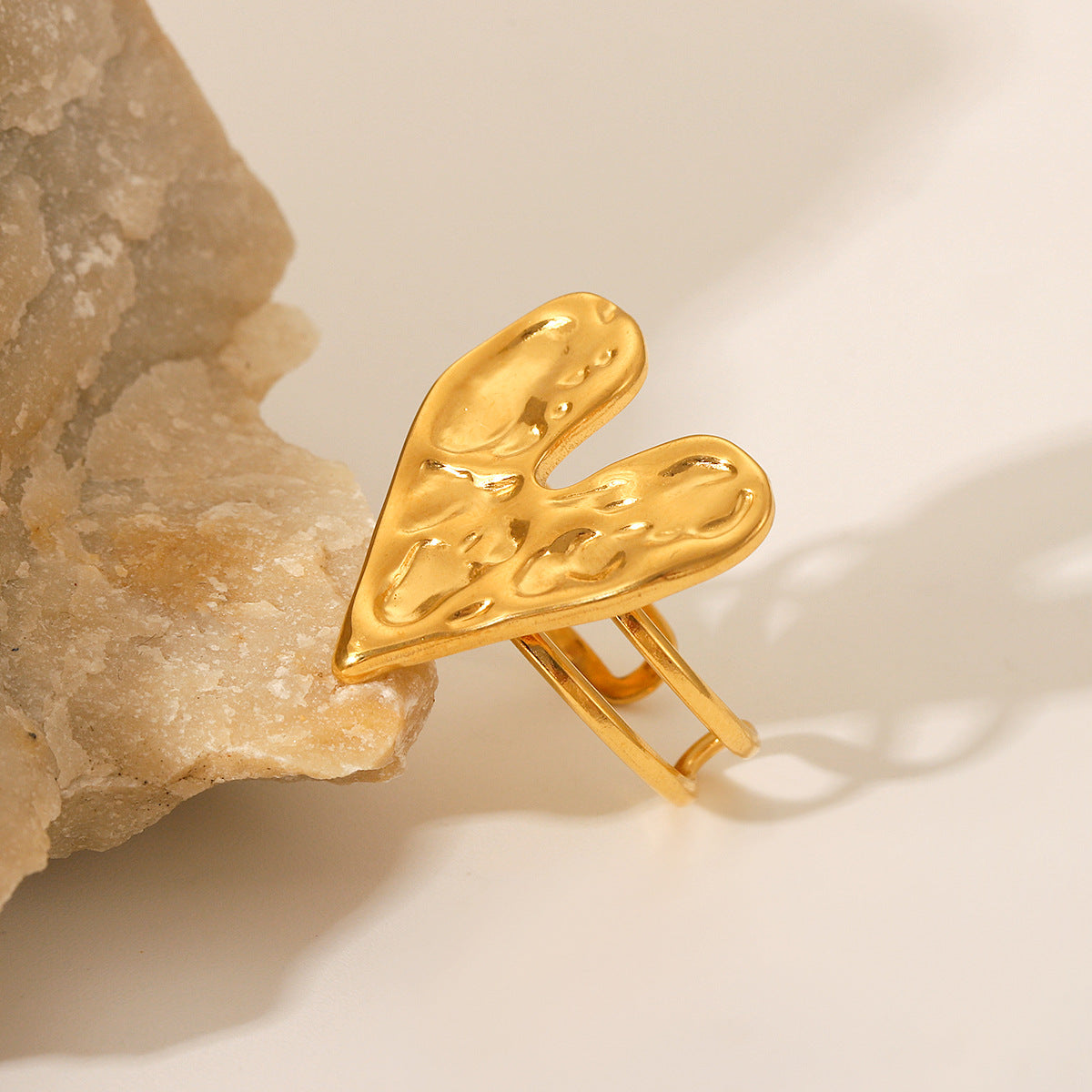 Anello minimalista da donna con apertura a forma di cuore in acciaio inossidabile placcato oro 18 carati