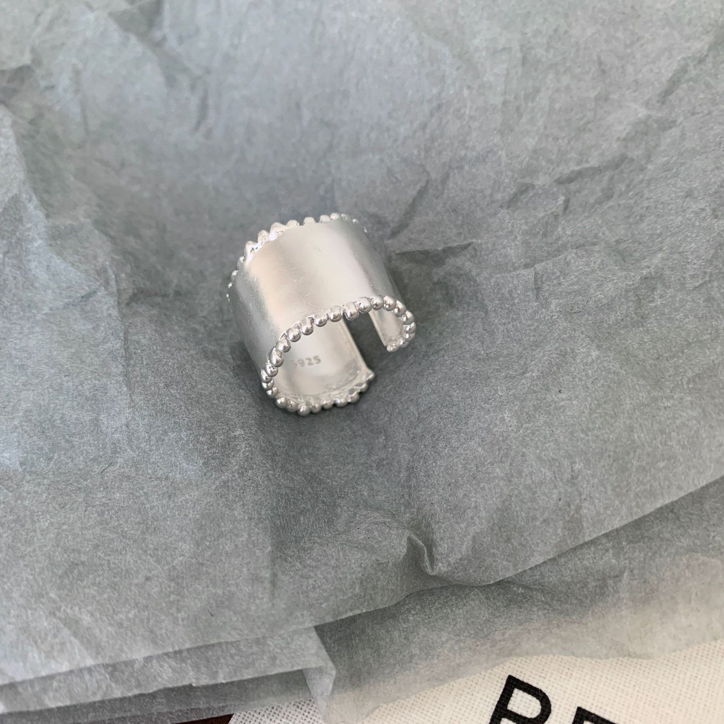 Anello da donna minimalista geometrico in argento sterling 925 con fascia larga lucida e texture effetto acqua