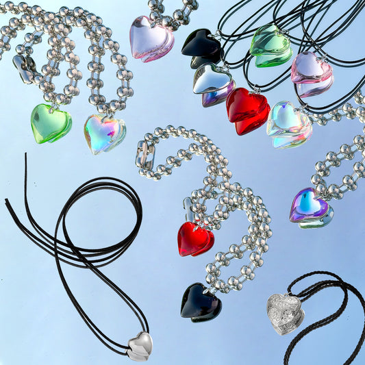 Collana con ciondolo rustico a forma di cuore da donna con finitura galvanizzata, catena con perline in resina e texture colorata a cuore ispirata ai fiori
