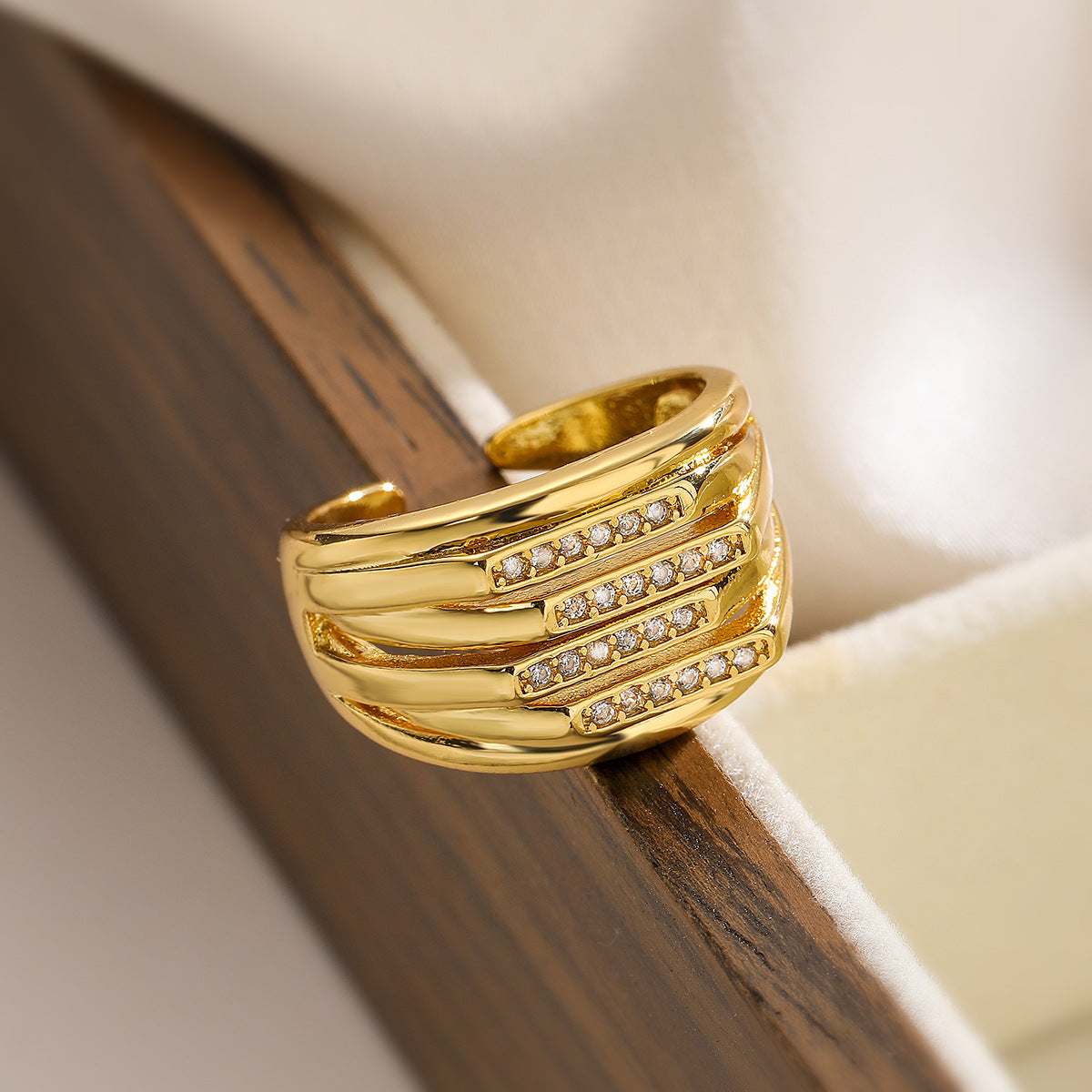 Anello aperto minimalista da donna in ottone, placcato oro, con intarsio di zirconi, dalla forma geometrica irregolare