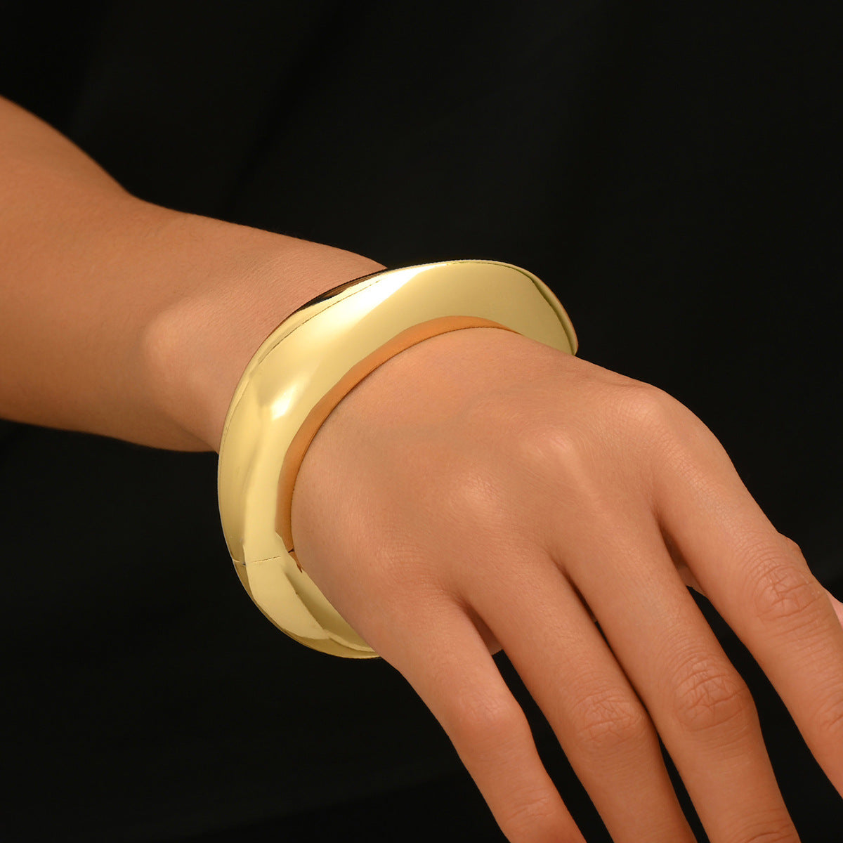 Pulsera rígida torcida minimalista para mujer de aleación de zinc con diseño geométrico y acabado chapado