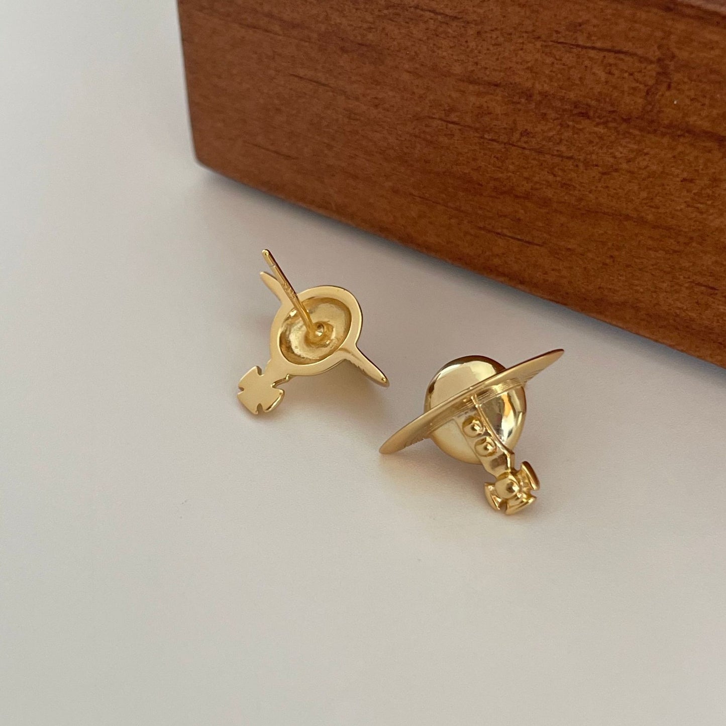 Orecchini a perno da donna a forma di Saturno minimalisti in argento sterling 925 con finitura placcata