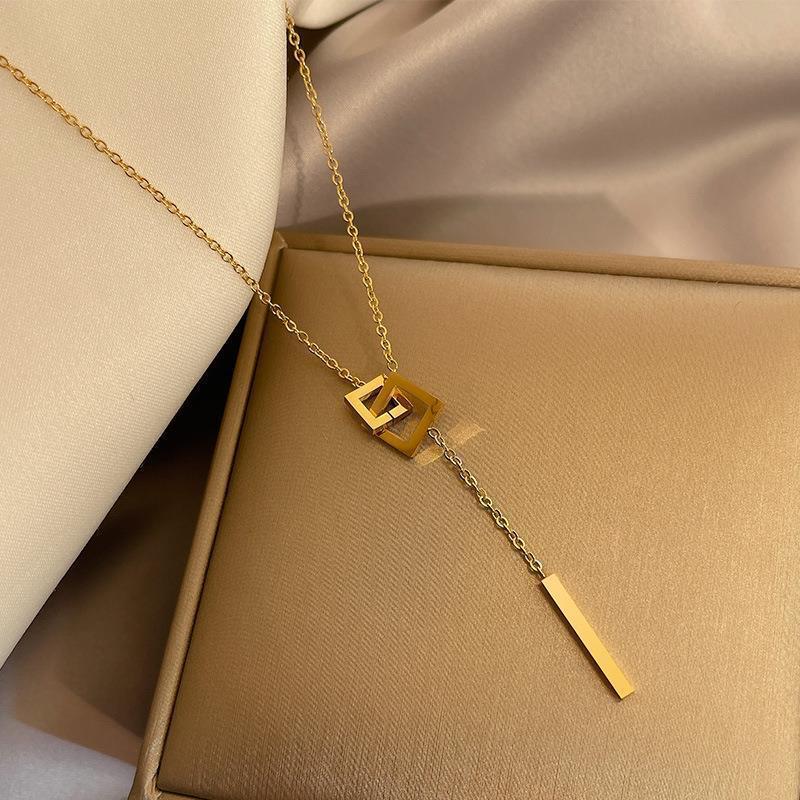 Collana da donna placcata in acciaio inossidabile con design geometrico quadrato vuoto elegante e minimalista
