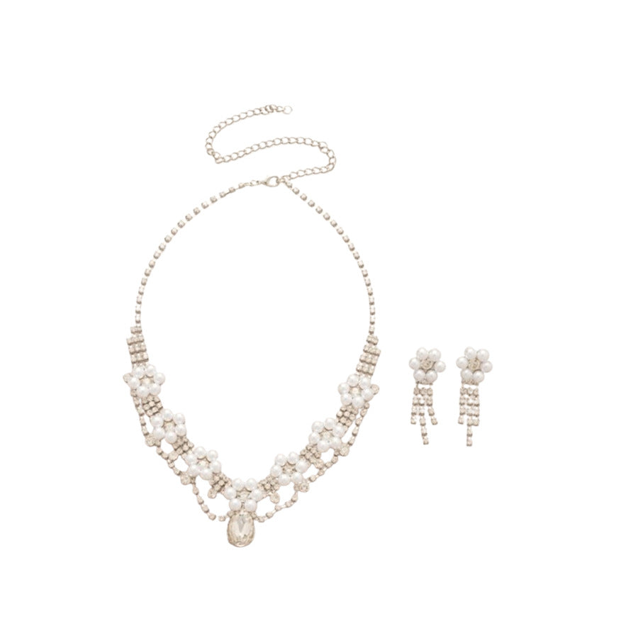 Parure di collana e orecchini pendenti eleganti con perle floreali e intarsi di strass in rame da donna