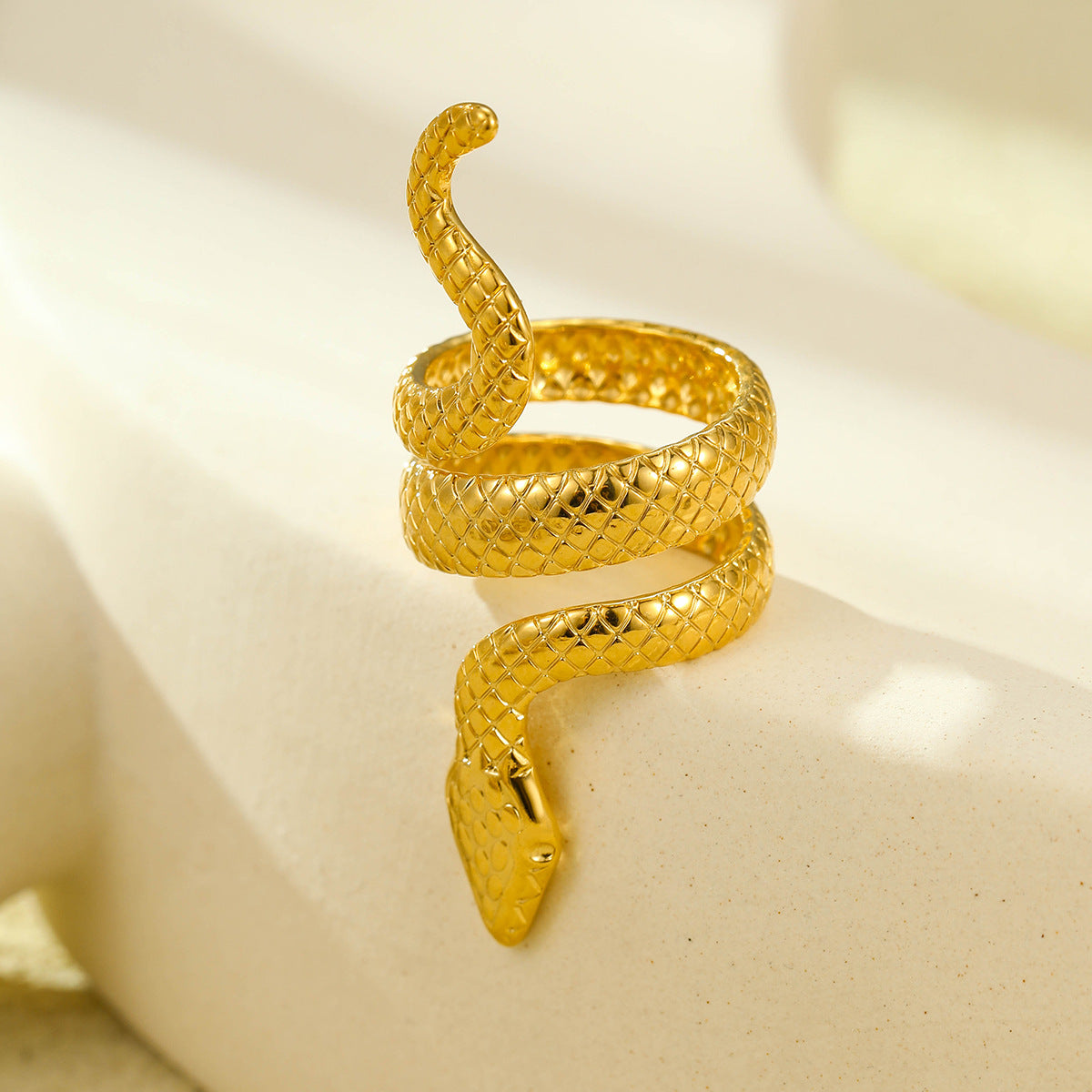 Anillo de acero inoxidable con forma de serpiente geométrica a la moda y acabado chapado para mujer