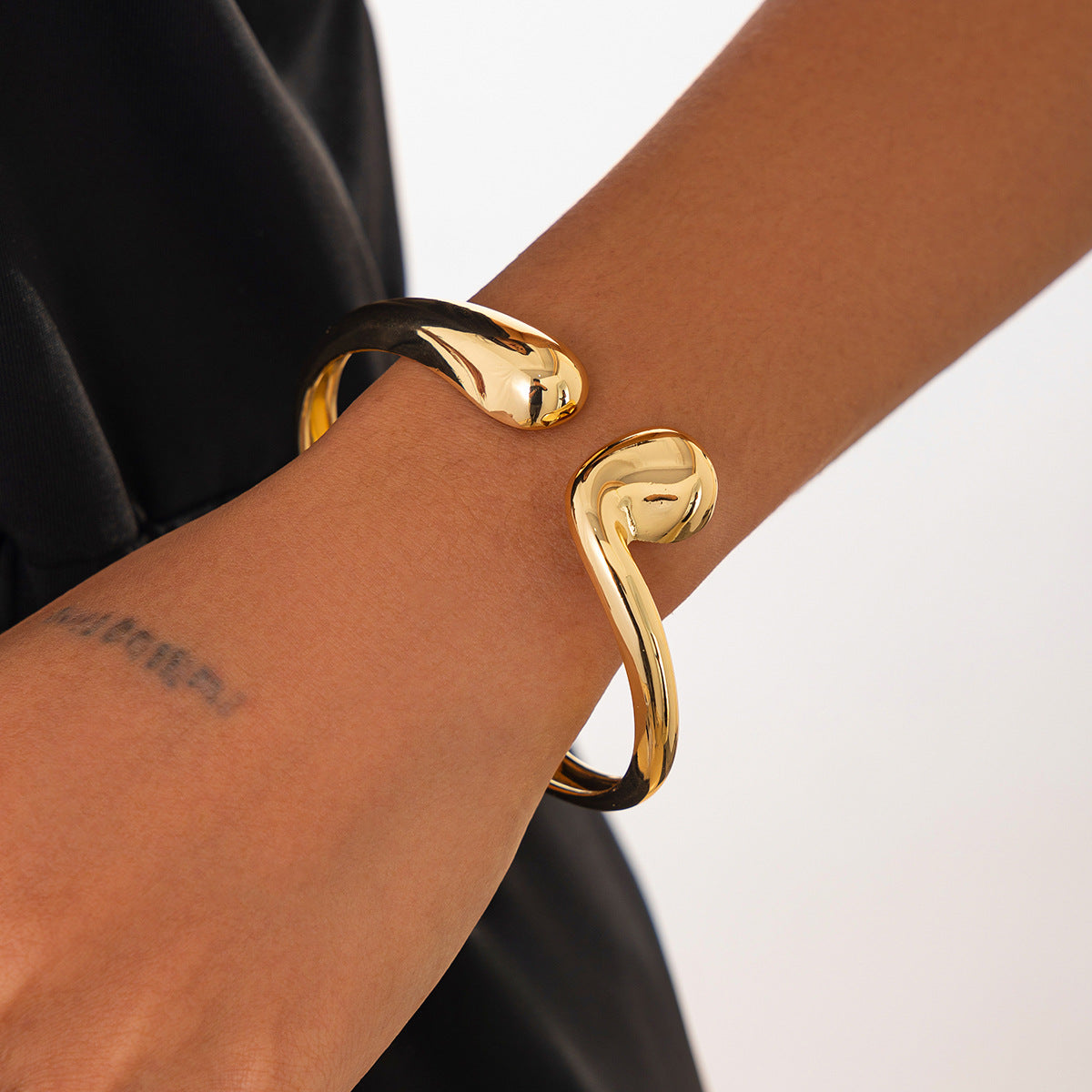 Pulsera Minimalista Asimétrica con Forma de Gota de Metal con Cierre de Resorte y Acabado Galvanizado