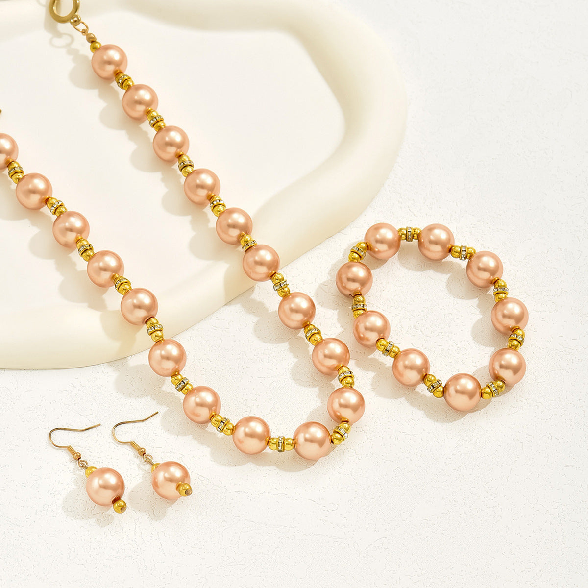 Set di collane vintage di perle per donne con ciondoli in madreperla, bracciale minimalista con perline e orecchini a lobo, design di perle rotonde e ovali su catena di perle