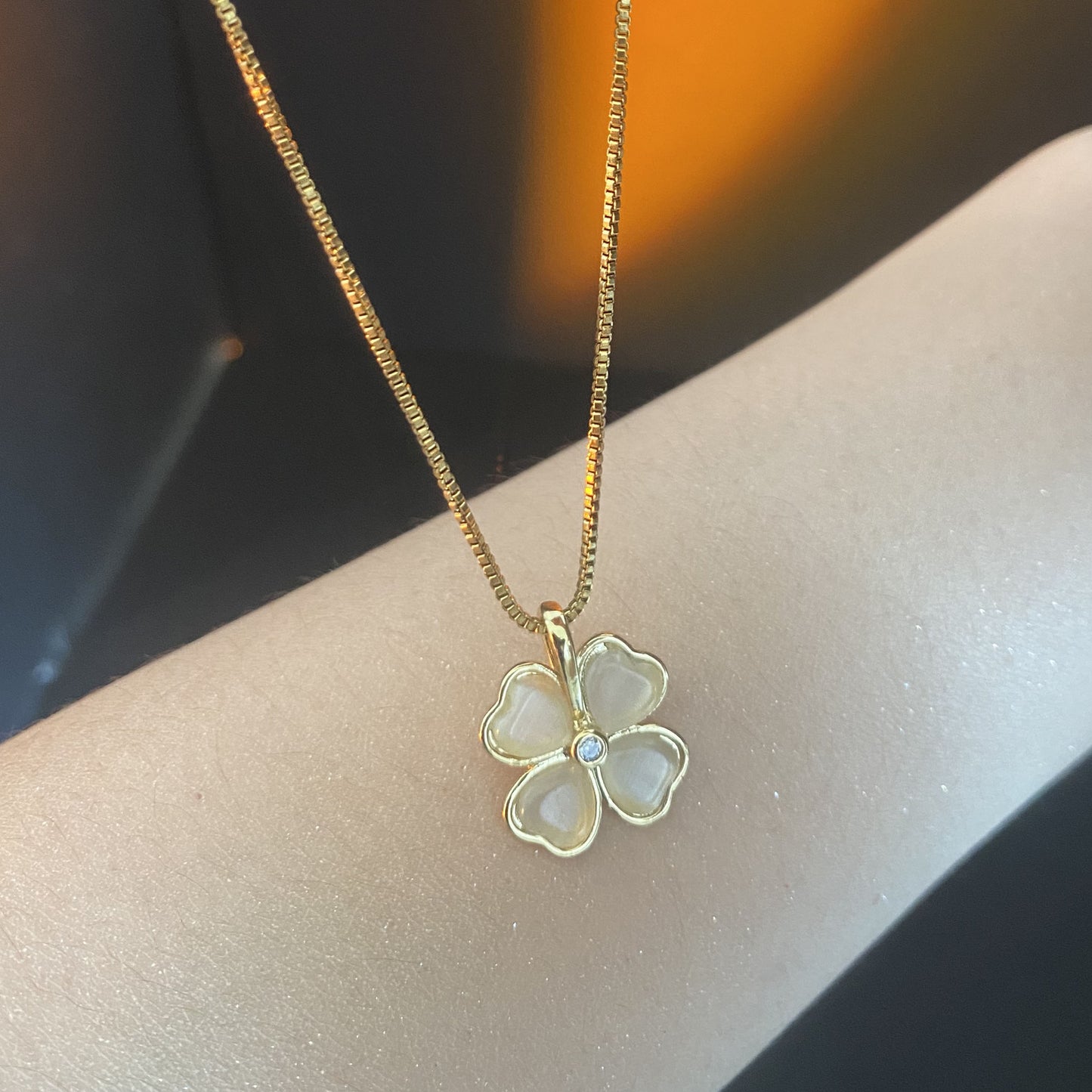 Collana pendente di lusso minimalista a quattro foglie in acciaio al titanio placcato oro da donna