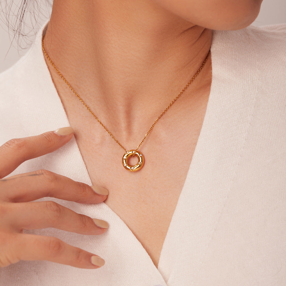 Collar Colgante de Círculo Hueco Geométrico Minimalista para Mujer de Acero Inoxidable con Baño de Oro de 18K e Incrustaciones de Zirconia