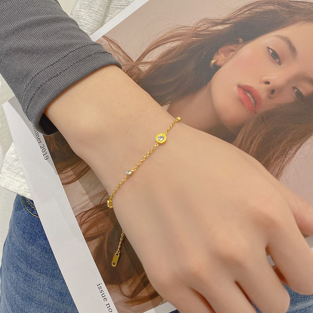 Bracciale Minimalista da Donna in Acciaio al Titanio con Lettere Romane, Intarsio di Strass e Placcatura in Oro 18K