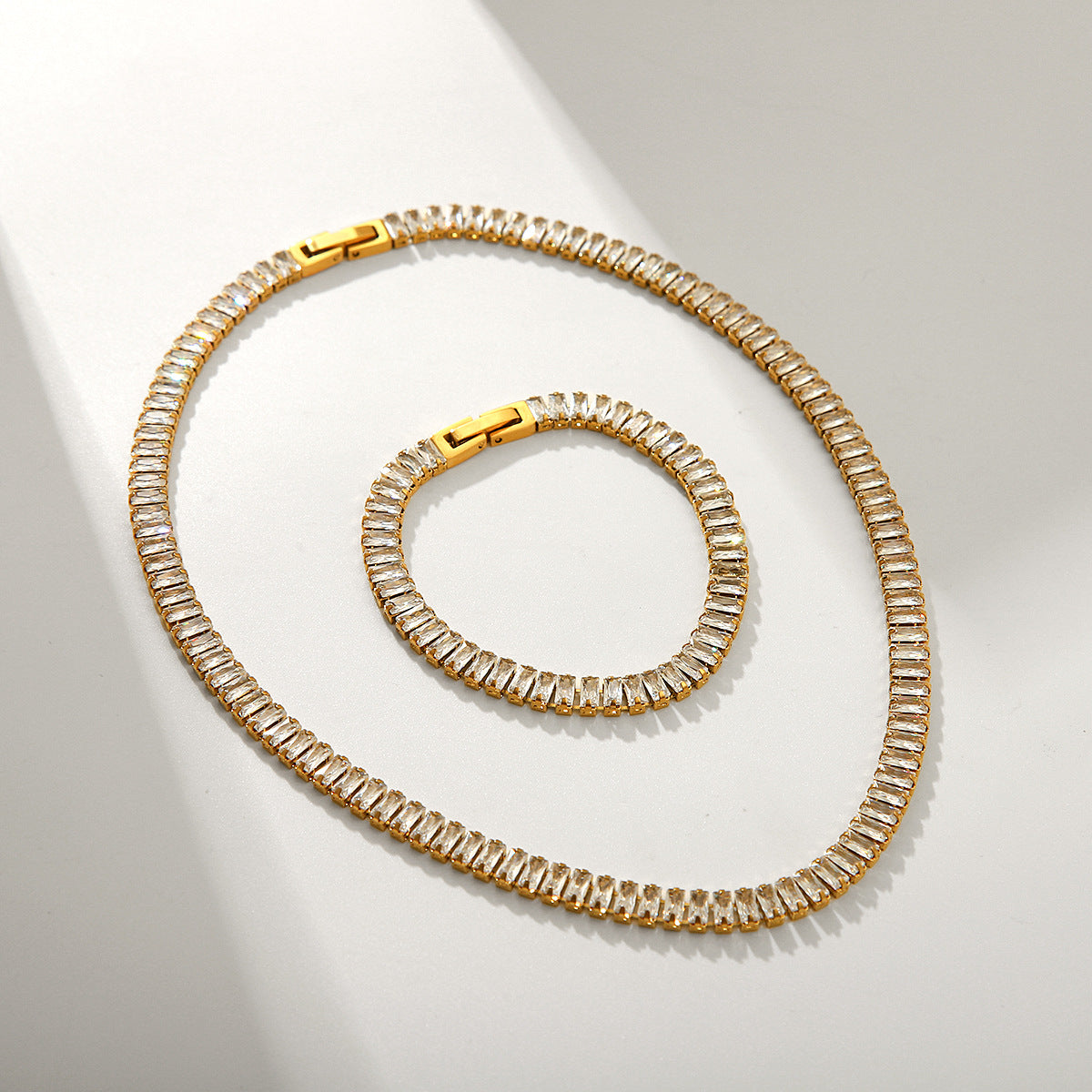 Collana con ciondolo quadrato geometrico in zircone per donna, catena clavicola in acciaio inossidabile con intarsio completo di zirconi