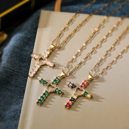 Collar Colgante de Cruz Irregular Geométrica Minimalista para Mujer en Latón con Baño de Oro Real e Incrustaciones de Circonita