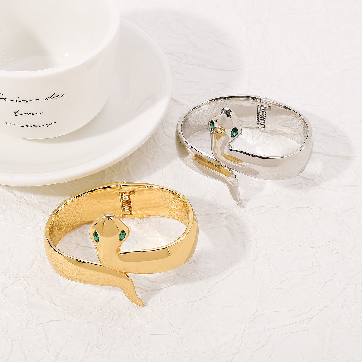 Bracciale in lega lucida a forma di serpente di tendenza per donna con finitura placcata e design aperto creativo