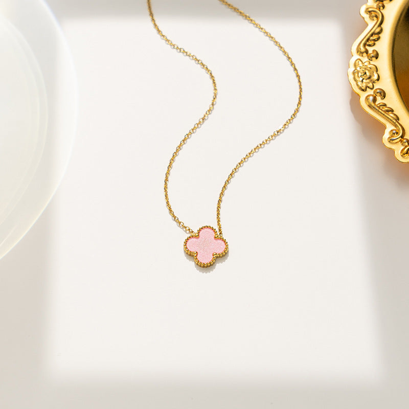 Pulsera Minimalista de Acero de Titanio con Forma de Trébol para Mujer con Baño de Oro e Incrustaciones de Nácar