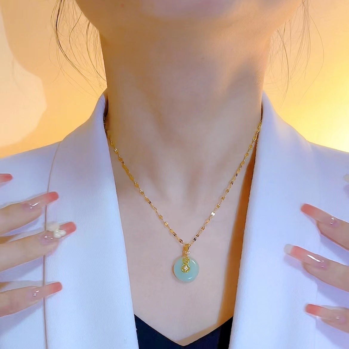 Collana con ciondolo tondo minimalista da donna in acciaio al titanio con catena a serpente e ciondolo in rame placcato oro stile medaglione elegante e versatile
