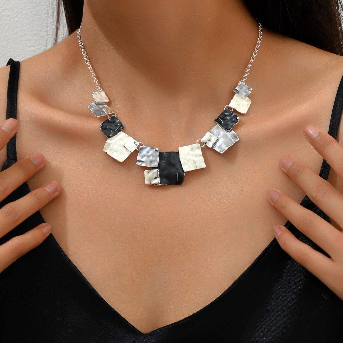 Collana con ciondolo quadrato in smalto geometrico colorato da donna con catena in lega in stile moderno minimalista