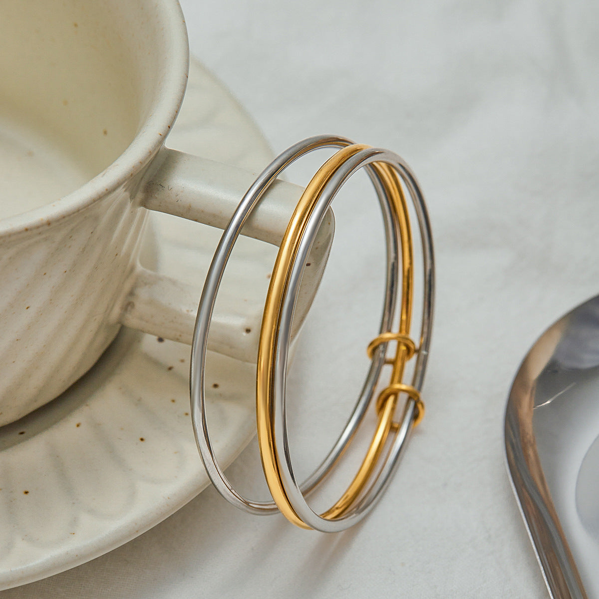 Brazalete de acero inoxidable minimalista pulido para mujer con diseño redondo geométrico y acabado de lujo