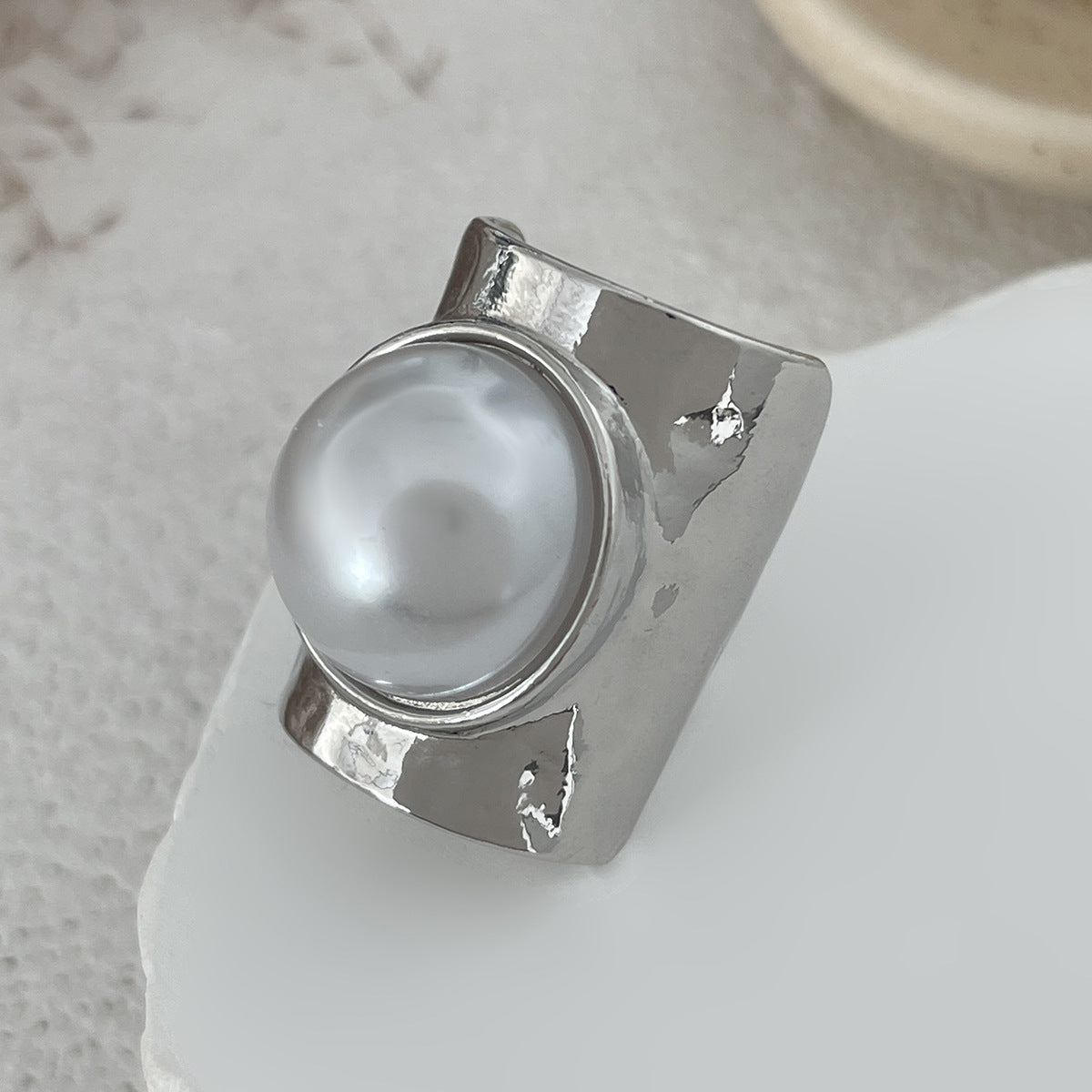 Anello a Fascia Larga Geometrico Minimalista in Lega con Finitura Perlata e Design Asimmetrico da Donna