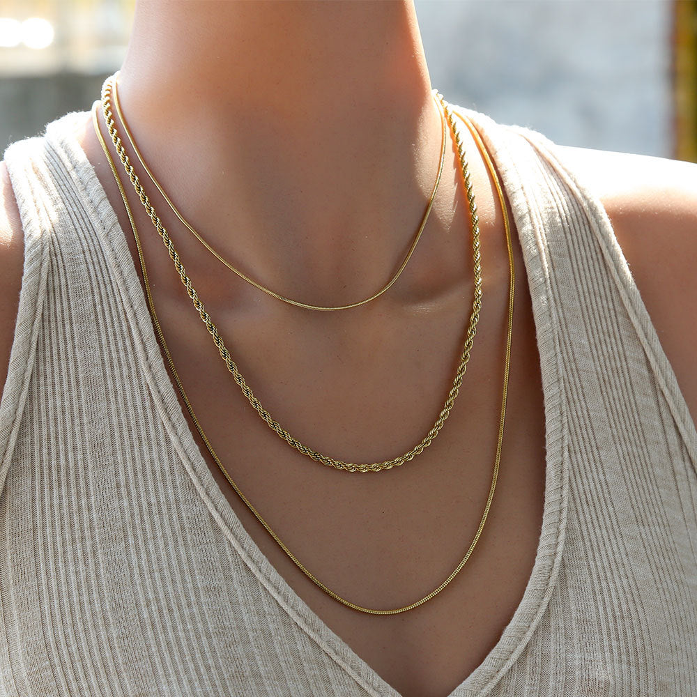 Collar de clavícula minimalista geométrico de titanio y acero de triple capa con baño de oro de 18K para mujer