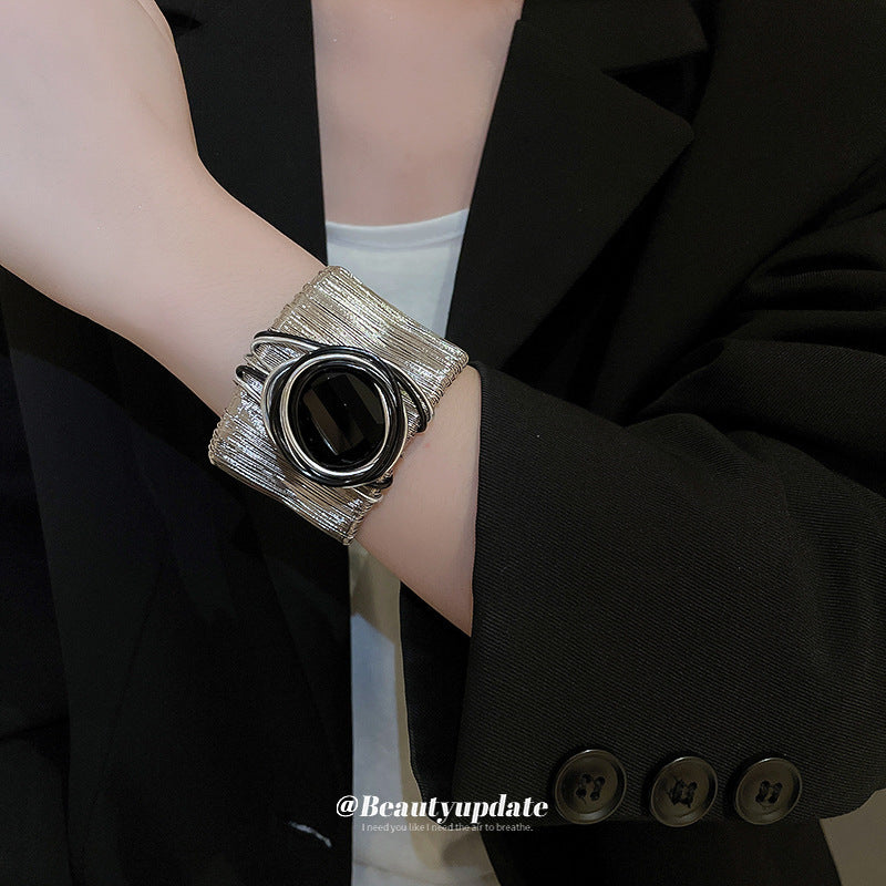 Bracciale a manetta in metallo elegante e robusto con finitura placcata, forma geometrica rotonda, accessorio di lusso alla moda per pendolari
