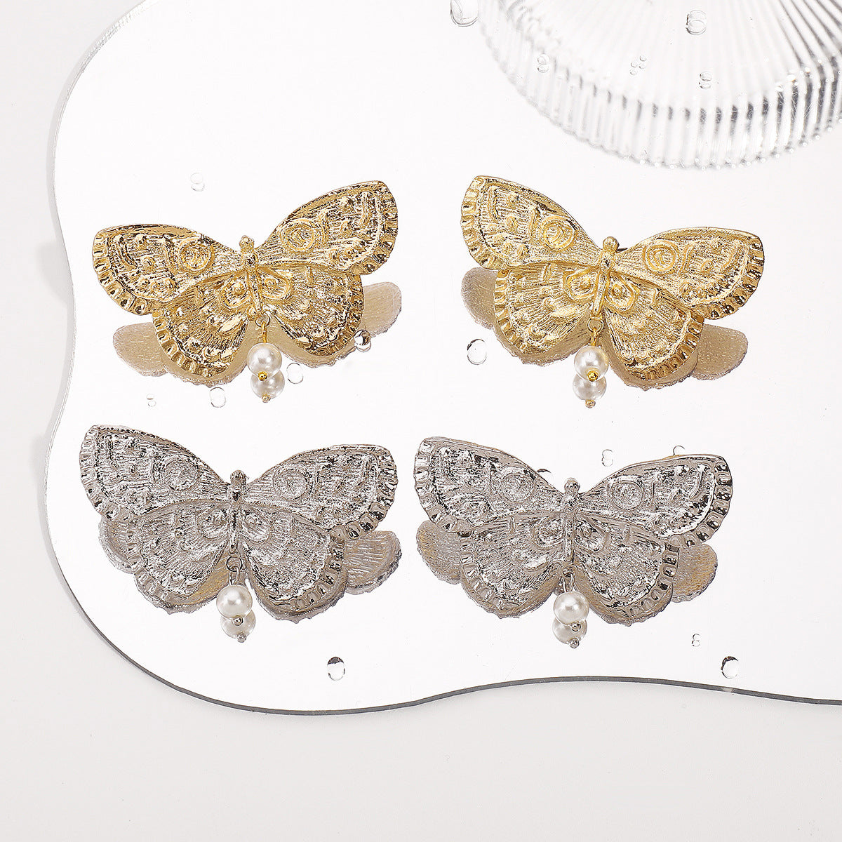 Pendientes de aleación con forma de mariposa estilo palaciego vintage con perlas simuladas y acabado chapado