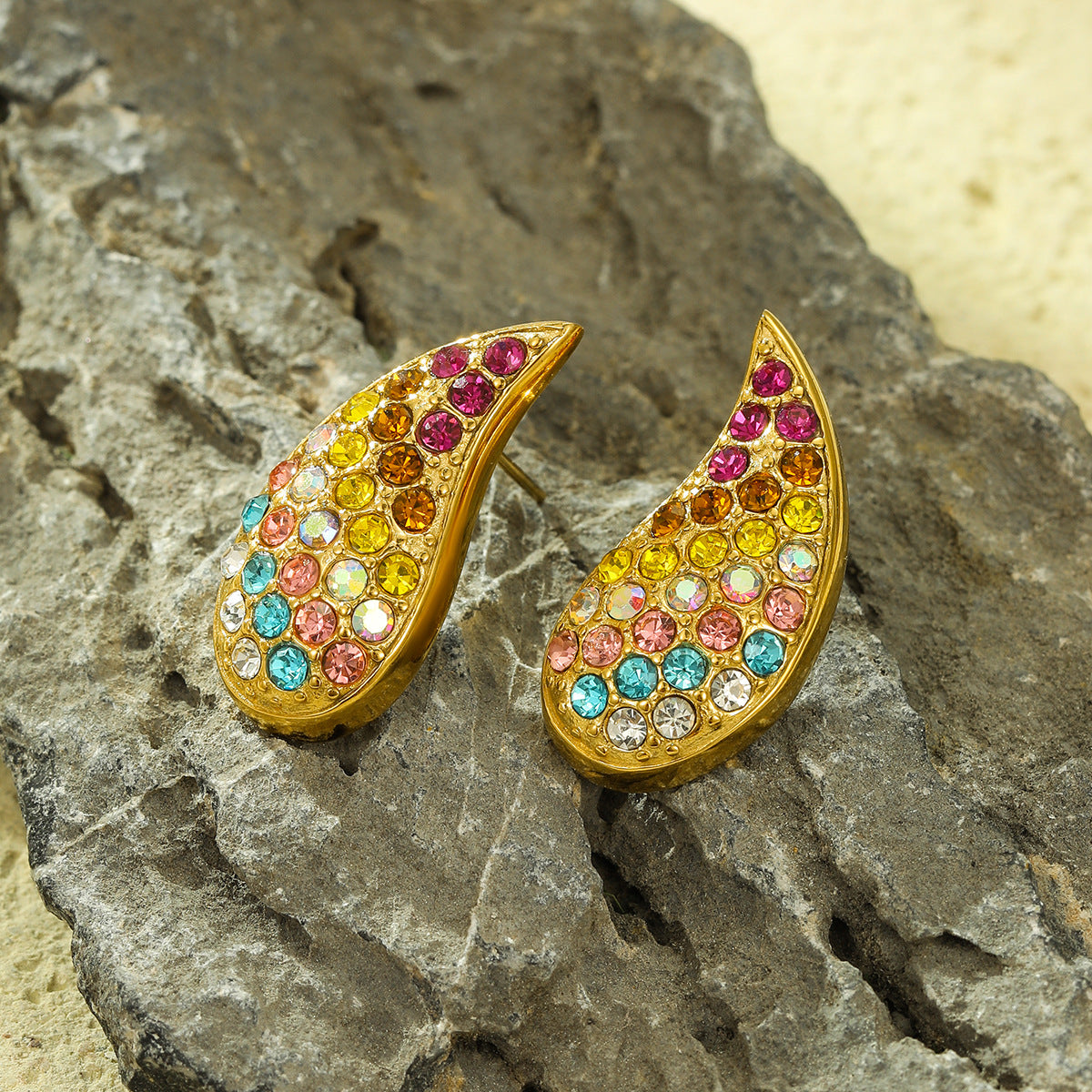 Orecchini a perno da donna alla moda in acciaio inossidabile a forma di goccia con intarsio di zirconi colorati