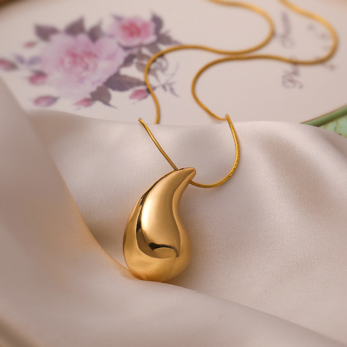 Collana a pendente a goccia minimalista in rame placcato oro da donna