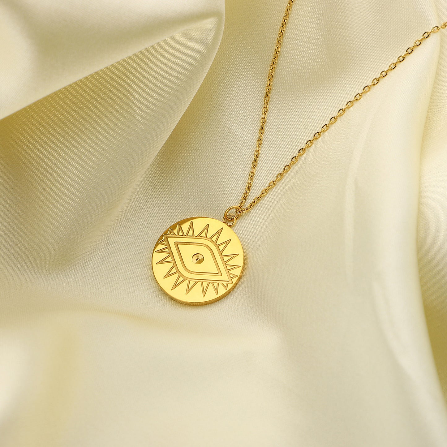 Collar con Colgante de Ojo de Demonio para Hombres y Mujeres — Dije de Zorro de Acero de Titanio Chapado en Oro de 18K en Cadena de Bolitas de Acero Inoxidable Ajustable