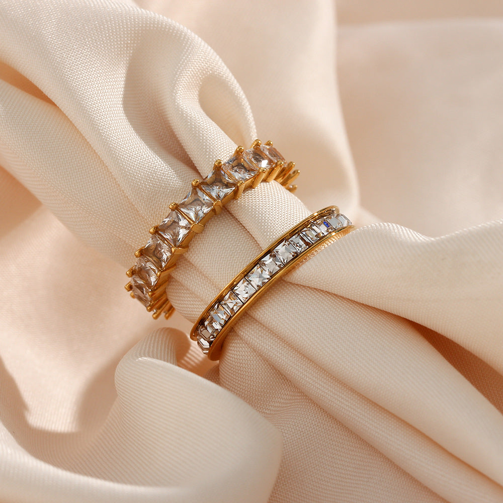 Anillo de circonia de acero inoxidable chapado en oro de 18 quilates con incrustaciones de circonita completa y diseño engastado en los bordes para mujer, estilo geométrico a la moda