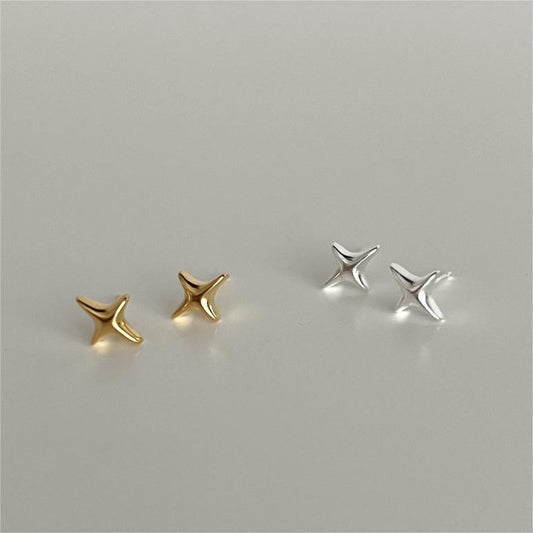 Pendientes de botón minimalistas con forma de estrella en plata de ley 925 con acabado chapado y detalle geométrico en el borde
