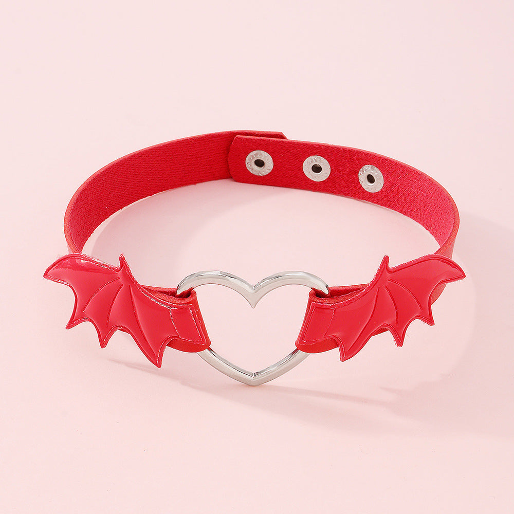 Collana girocollo con pendente a cuore e ali stile Gothic Punk da donna, in lega con rivestimento in PU