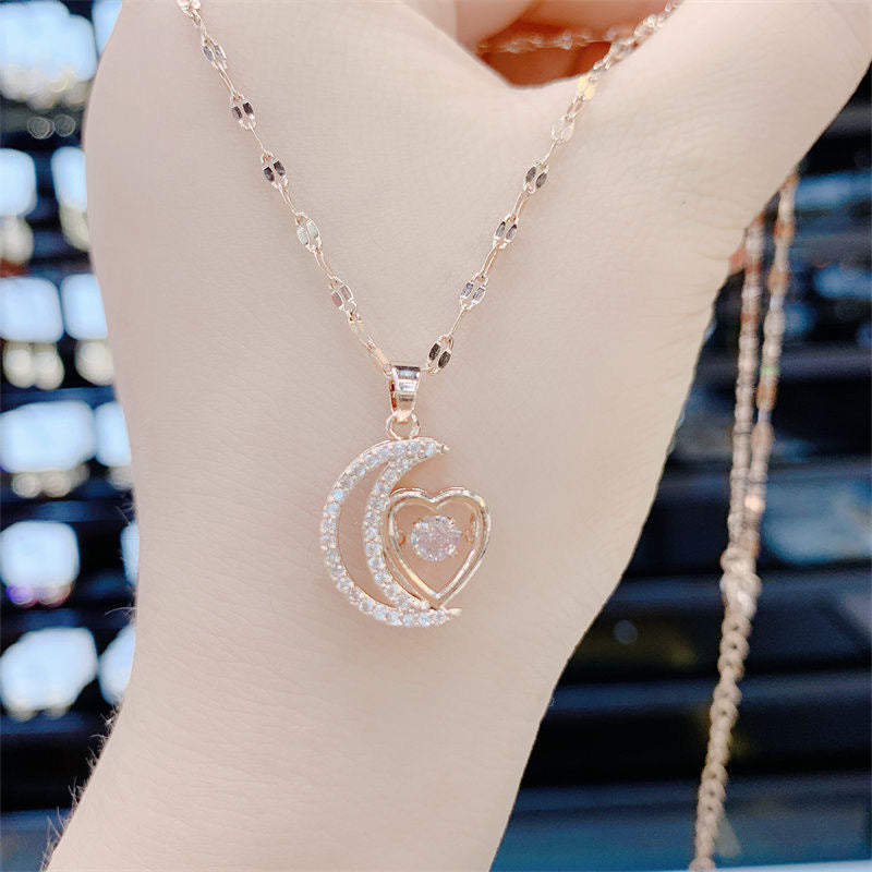 Collana pendente minimalista luna e cuore da donna in acciaio al titanio placcato oro, stile catena a serpente