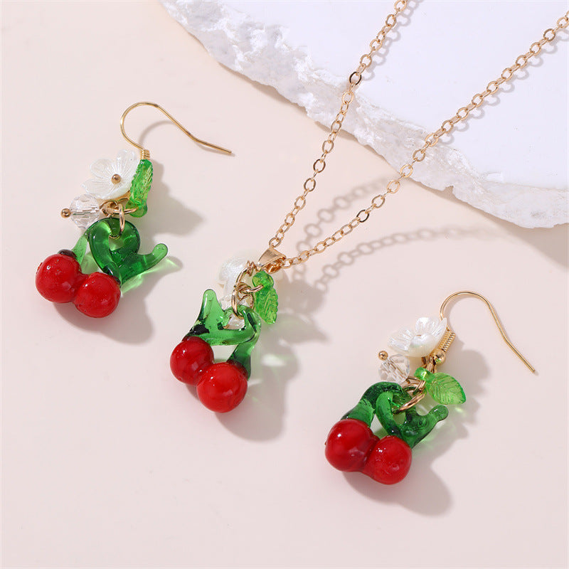 Bonito collar de clavícula con colgante en forma de fruta para niñas con diseño de lazo, material de resina, acabado esmaltado y cadena de cuentas redondas.