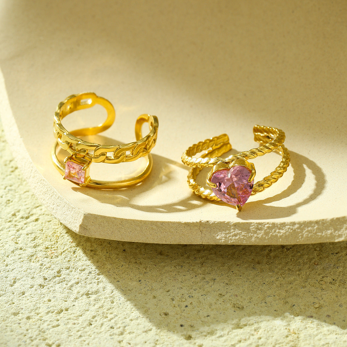 Anello da donna minimalista con cuore aperto in acciaio al titanio placcato oro, stile vintage francese, con accenti di strass rosa