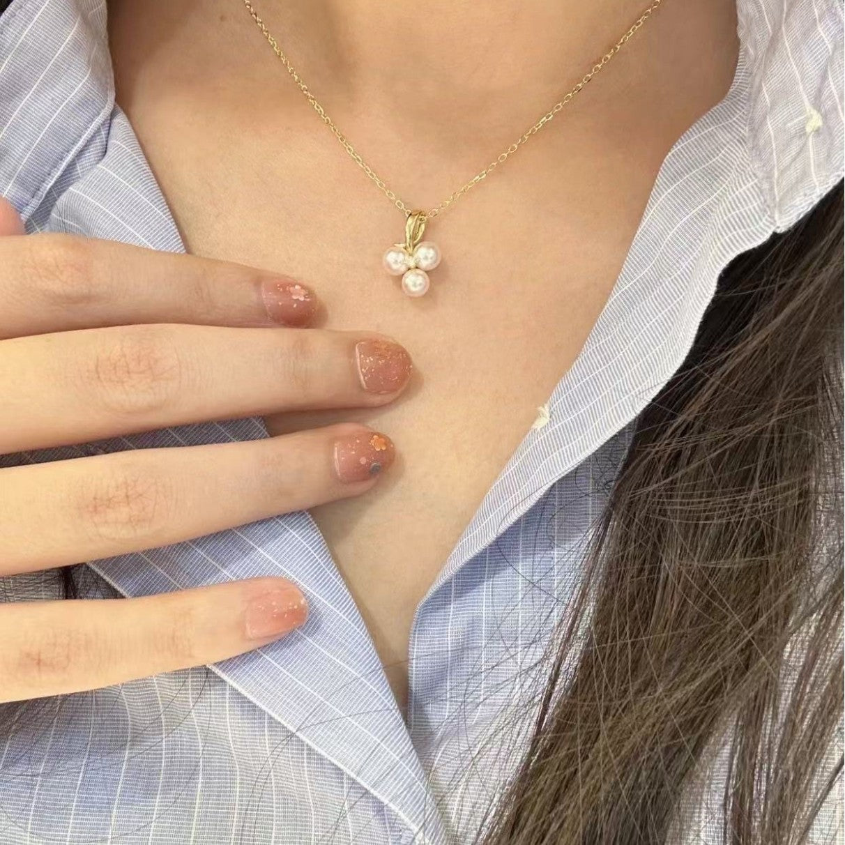 Collar de Perlas Minimalista de Lujo con Tres Pétalos de Flor y Detalles de Circonita para Mujer