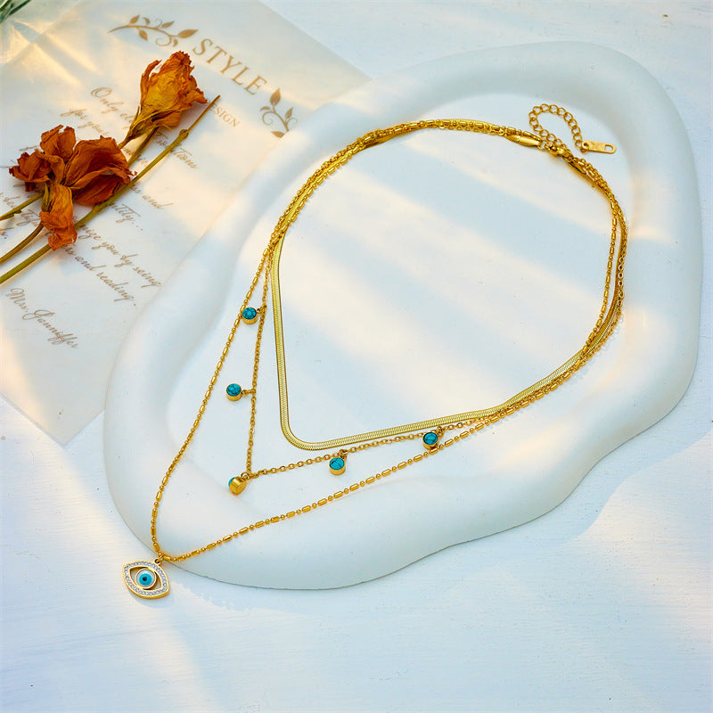 Collana da donna alla moda con ciondolo turchese intagliato a forma di occhio blu in strass, catena a serpente in acciaio inossidabile e finitura placcata