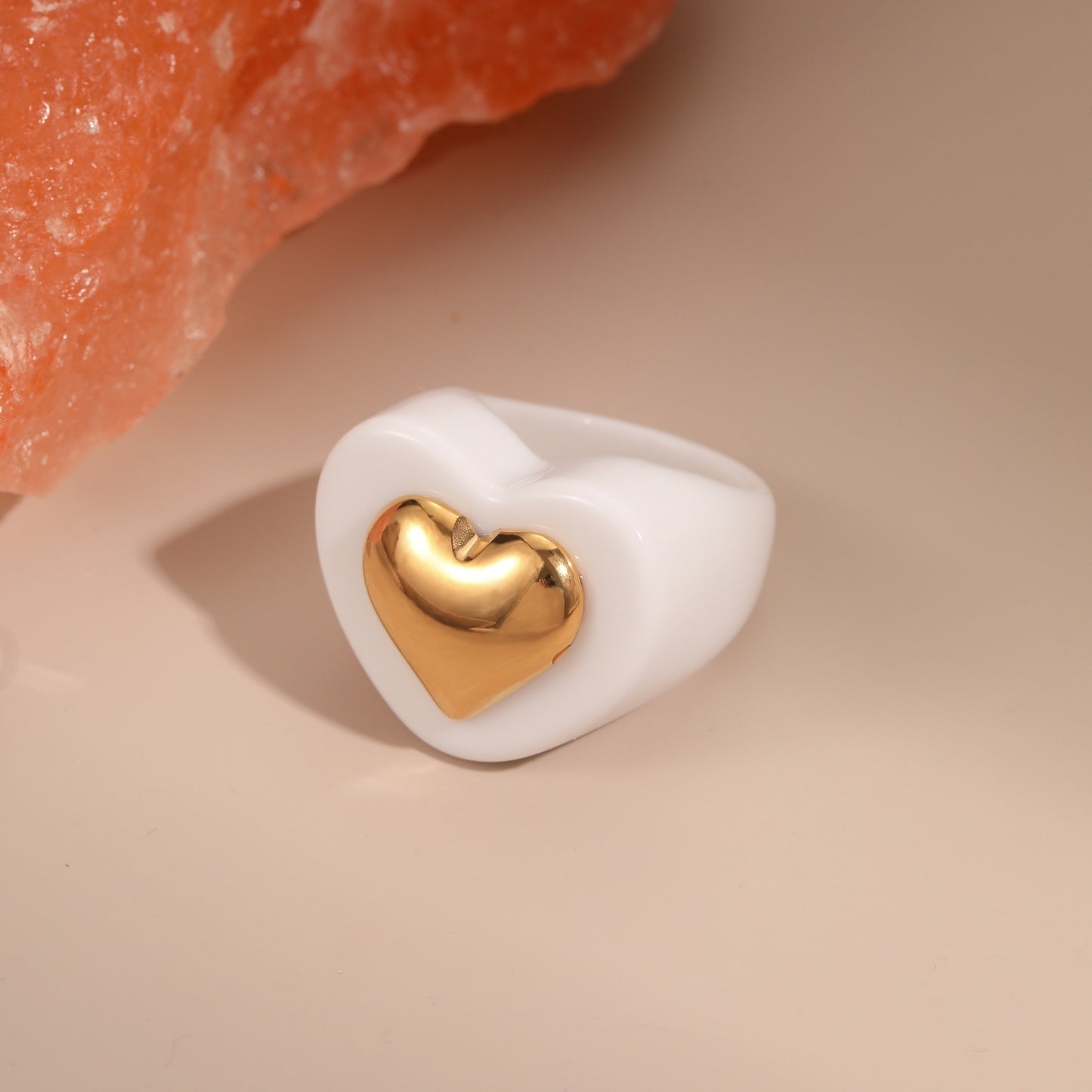 Anillo de acero de titanio con incrustaciones de resina en forma de corazón minimalista y acabado chapado para mujer