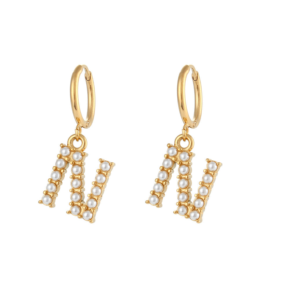 Orecchini a perno a forma di lettera dal design minimalista per donna in acciaio inossidabile con placcatura in oro 18 carati e dettagli in perle