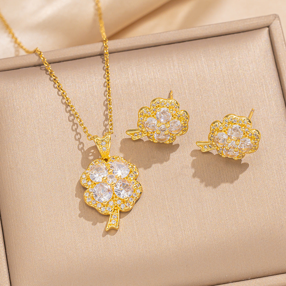 Elegante parure con orecchini a perno e collana a quadrifoglio in acciaio al titanio con intarsio di strass, gioielli minimalisti di lusso per donna