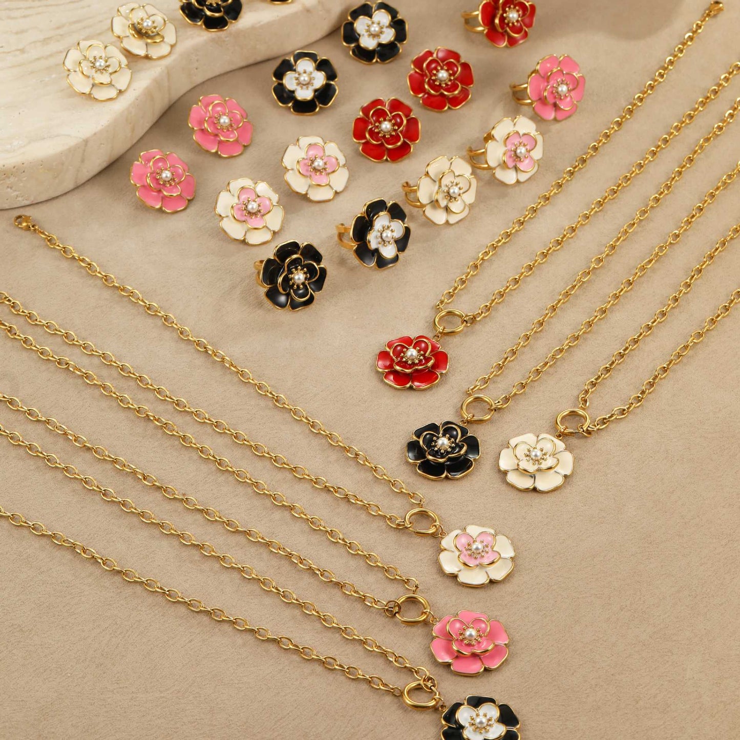 Collar de Acero Inoxidable con Baño de Oro de 18K con Flor de Esmalte en Forma de Camelia Estilo OL de Moda para Mujer